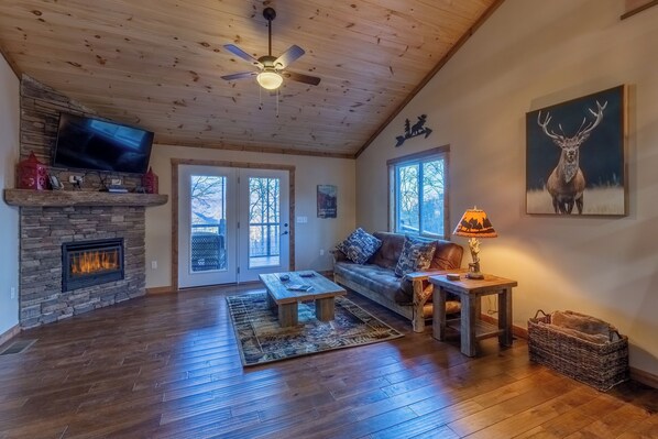 Living area - Deer Lodge cabin with loft and Gameroom (Bryson City)