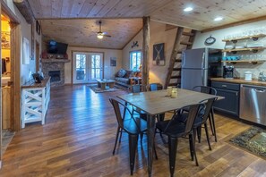 Interior - Deer Lodge cabin with loft and Gameroom (Bryson City)