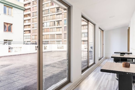Decoración personalizada, muebles diferentes, escritorio y ropa de cama