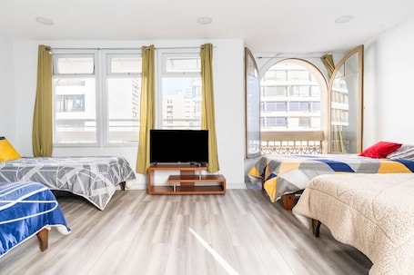 Decoración personalizada, muebles diferentes, escritorio y ropa de cama . Hostal mancora