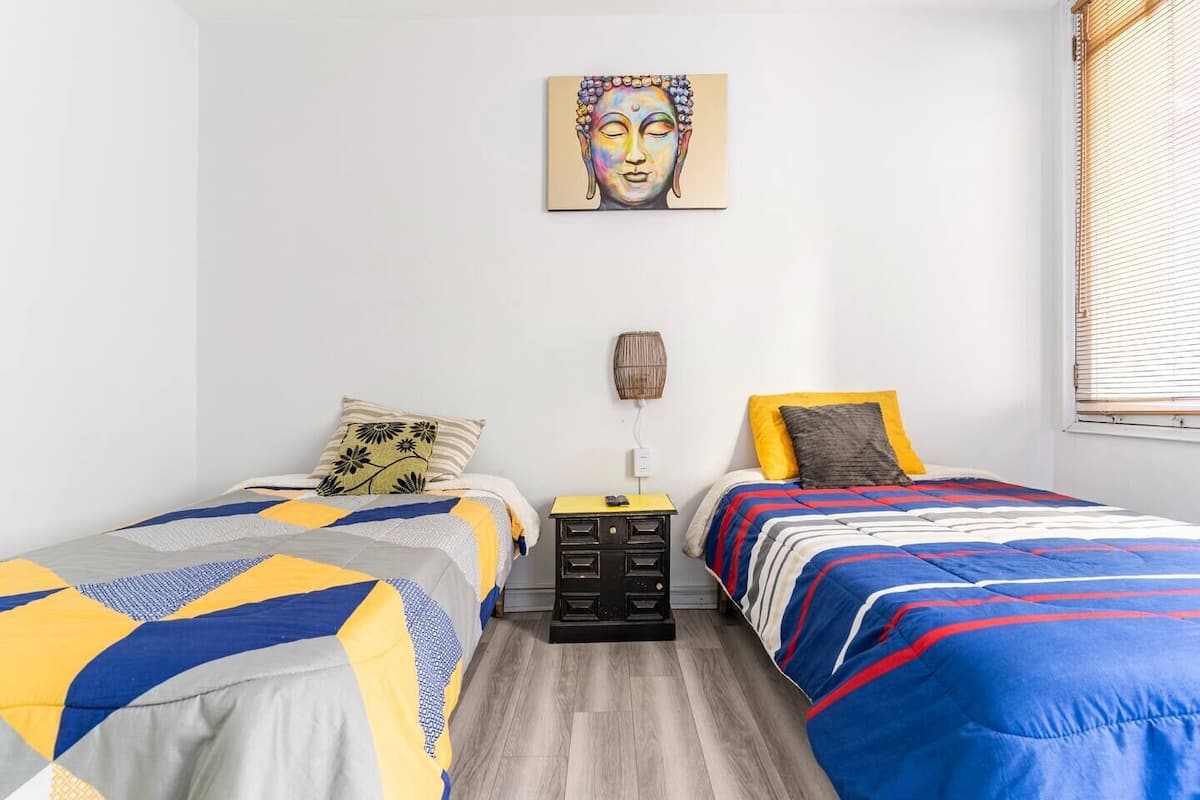 Decoración personalizada, muebles diferentes, escritorio y ropa de cama