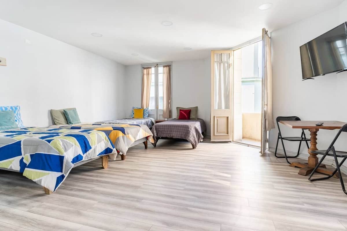 Decoración personalizada, muebles diferentes, escritorio y ropa de cama