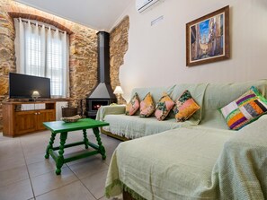 TV, fireplace - Palamós center with parking 5min beach (Palamós)