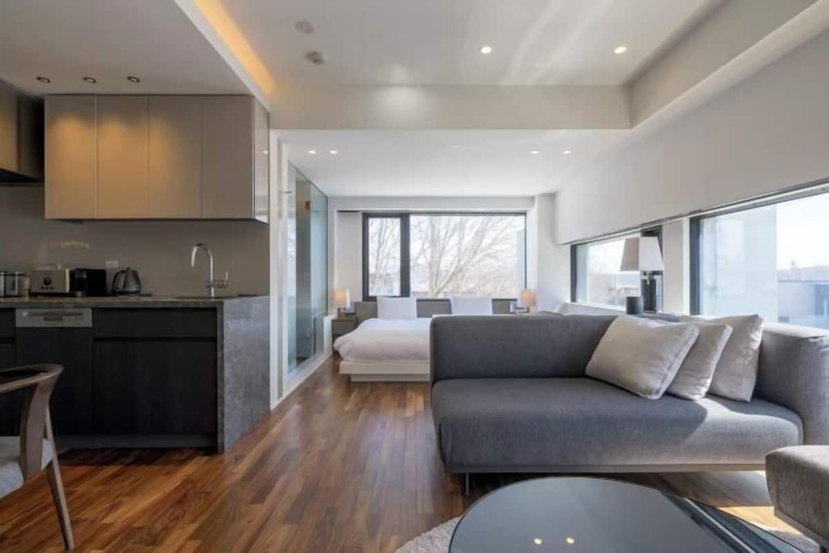 2 bedrooms, in-room safe, iron/ironing board, free WiFi