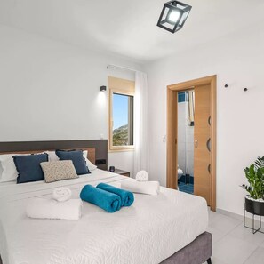 4 عدّة غرف نوم وخزنة داخل الغرفة ومكتب ومكواة/لوح كي