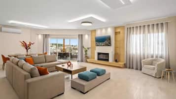 Smart TV, lareira, livros, impressoras