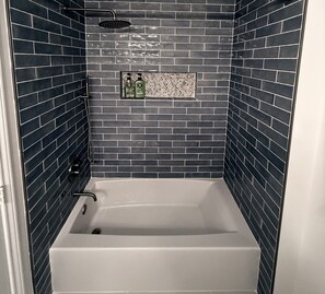 Dusche, Haartrockner, Handtücher, Toilettenpapier