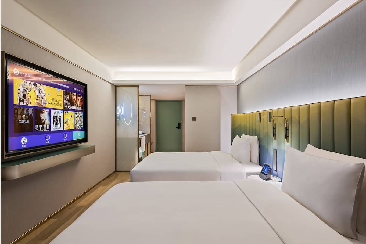 Habitación triple de lujo, vistas a la ciudad | Ropa de cama de alta calidad y edredones de plumas
