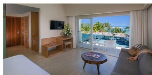 Junior Room | In-room safe, blackout drapes, iron/ironing board