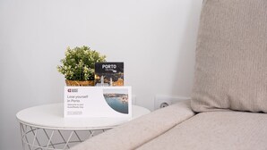 Ein weißer Tisch mit einer Stadtkarte und einem Schild mit der Aufschrift "PORTO city map" sowie einem kleinen Blumentopf.