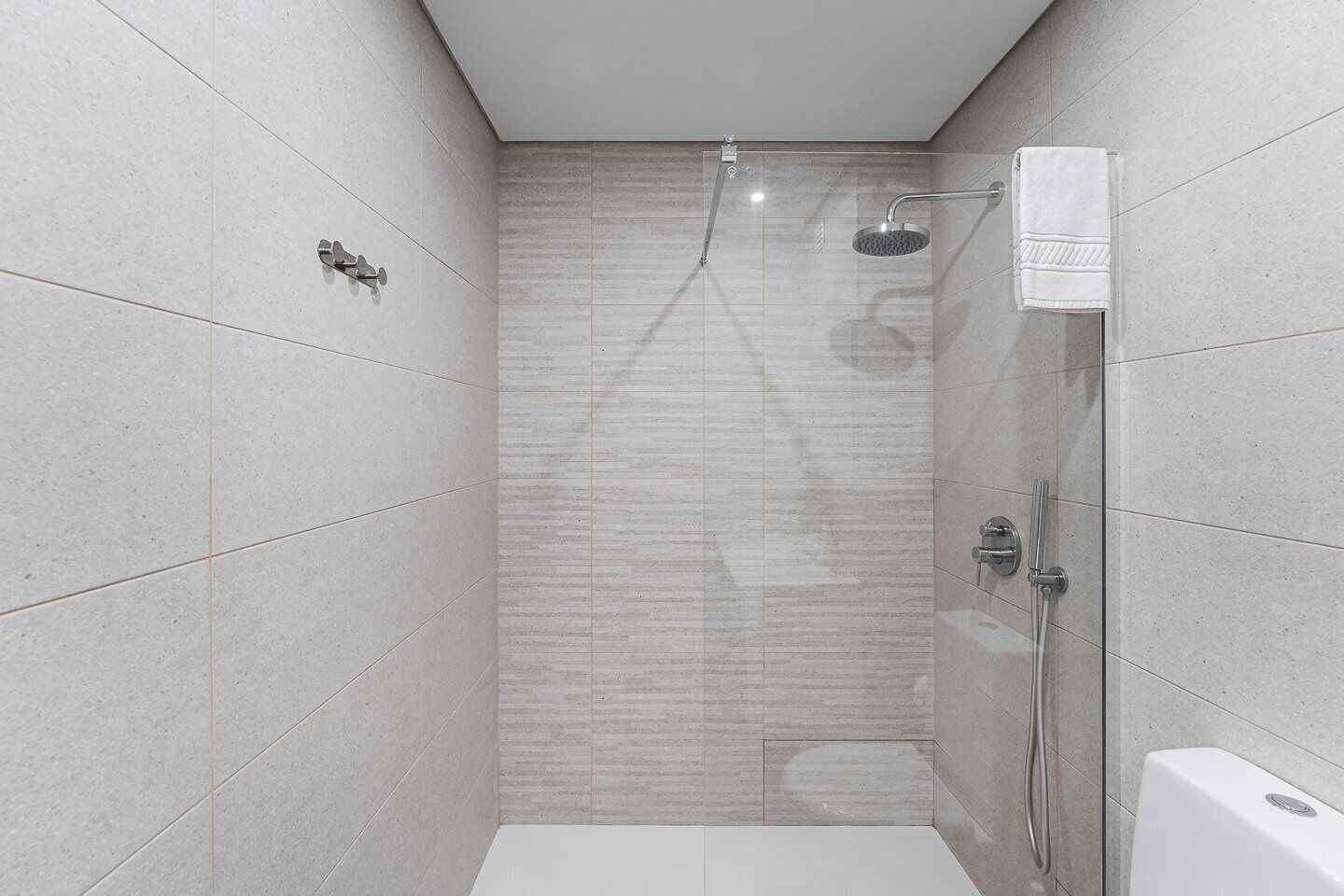 Douche, sèche-cheveux, serviettes fournies, savon