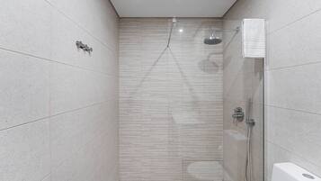 Douche, sĂšche-cheveux, serviettes fournies, savon