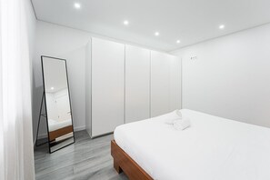 1 soverom, skrivebord, strykejern/-brett og internettilgang