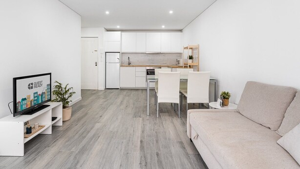 Eine moderne Wohnung mit Wohnzimmer, Küche und Essbereich.