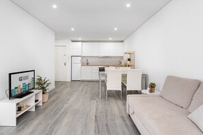 Un appartement moderne comprenant un salon, une cuisine et un coin repas.