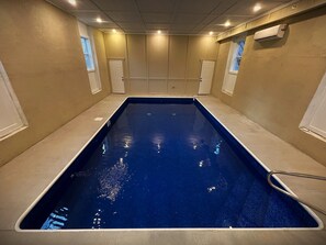 Una piscina techada, una piscina climatizada