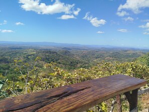 A wooden bench overlooking a mountainous landscape with a clear sky. - Rainforest Solar Retreat, Mountains & Gulf Views, Total Peace with Starlink (Sardinal)