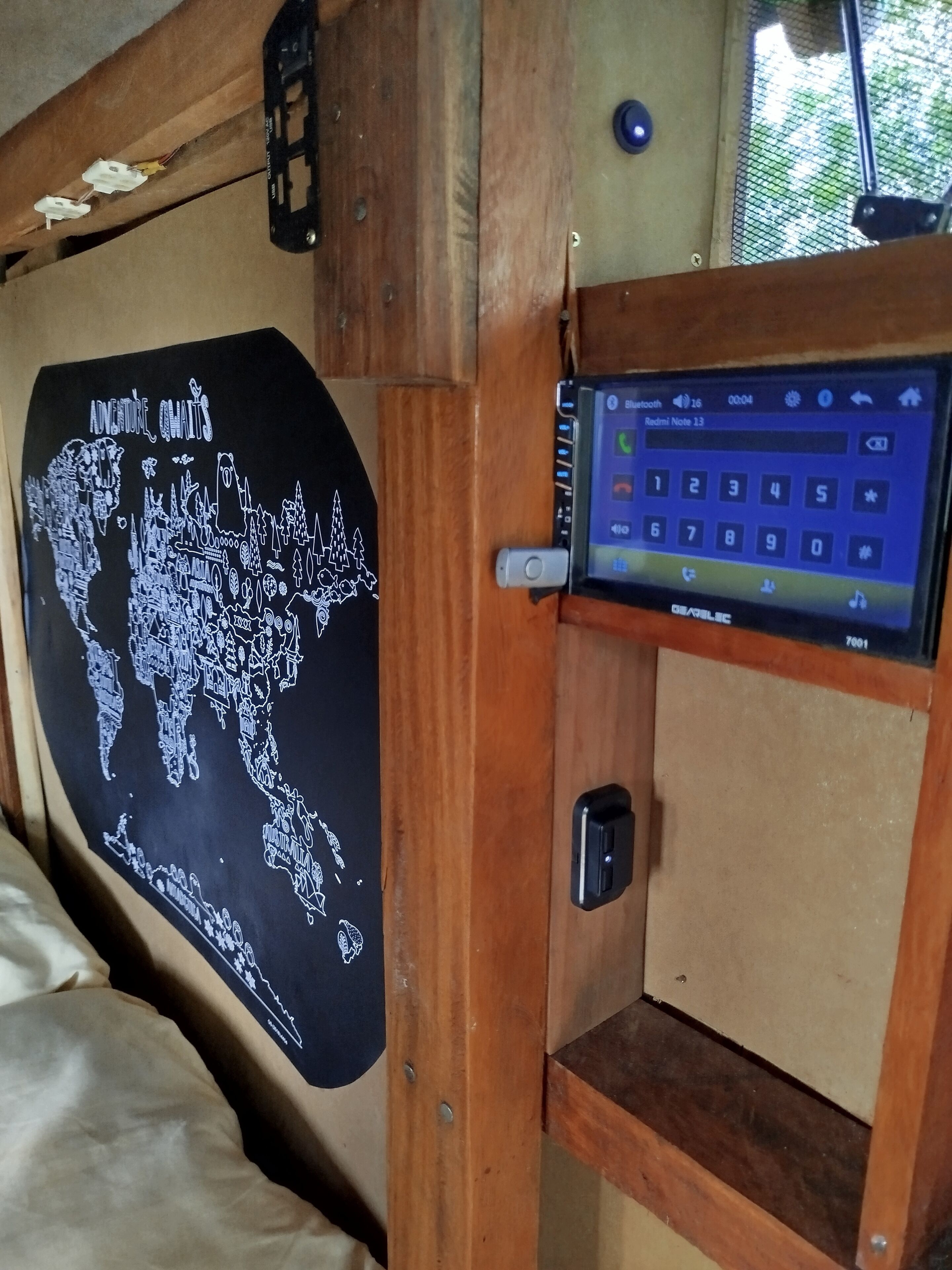 Painel de madeira com mapa-múndi e fechadura digital.