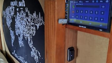 Painel de madeira com mapa-múndi e fechadura digital.