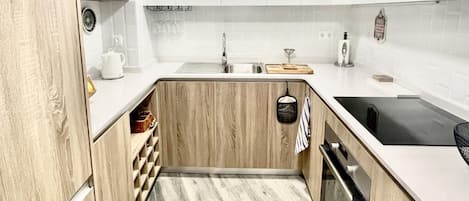 Kühlschrank, Ofen, Wasserkocher mit Kaffee-/Teezubehör, Toaster