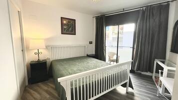 2 slaapkamers, een strijkplank/strijkijzer, internet, beddengoed