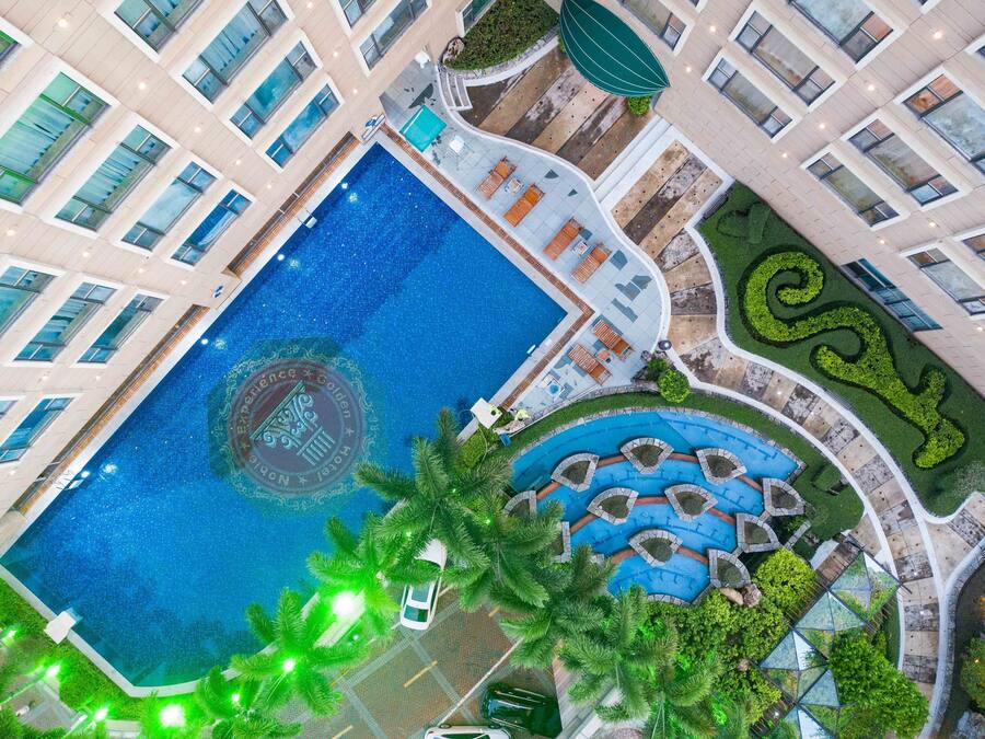 Piscina externa sazonal, funciona das 14h às 20h, guarda-sóis