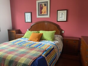 3 makuuhuonetta, silitysrauta/-lauta, ilmainen Wi-Fi, vuodevaatteet