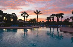 A heated pool - Cozy park home amenities galore! Near Legacy Bike trail & only 3 miles to beach. (Nokomis)