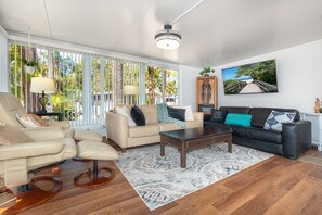 Smart TV, mesa de pingue-pongue, livros