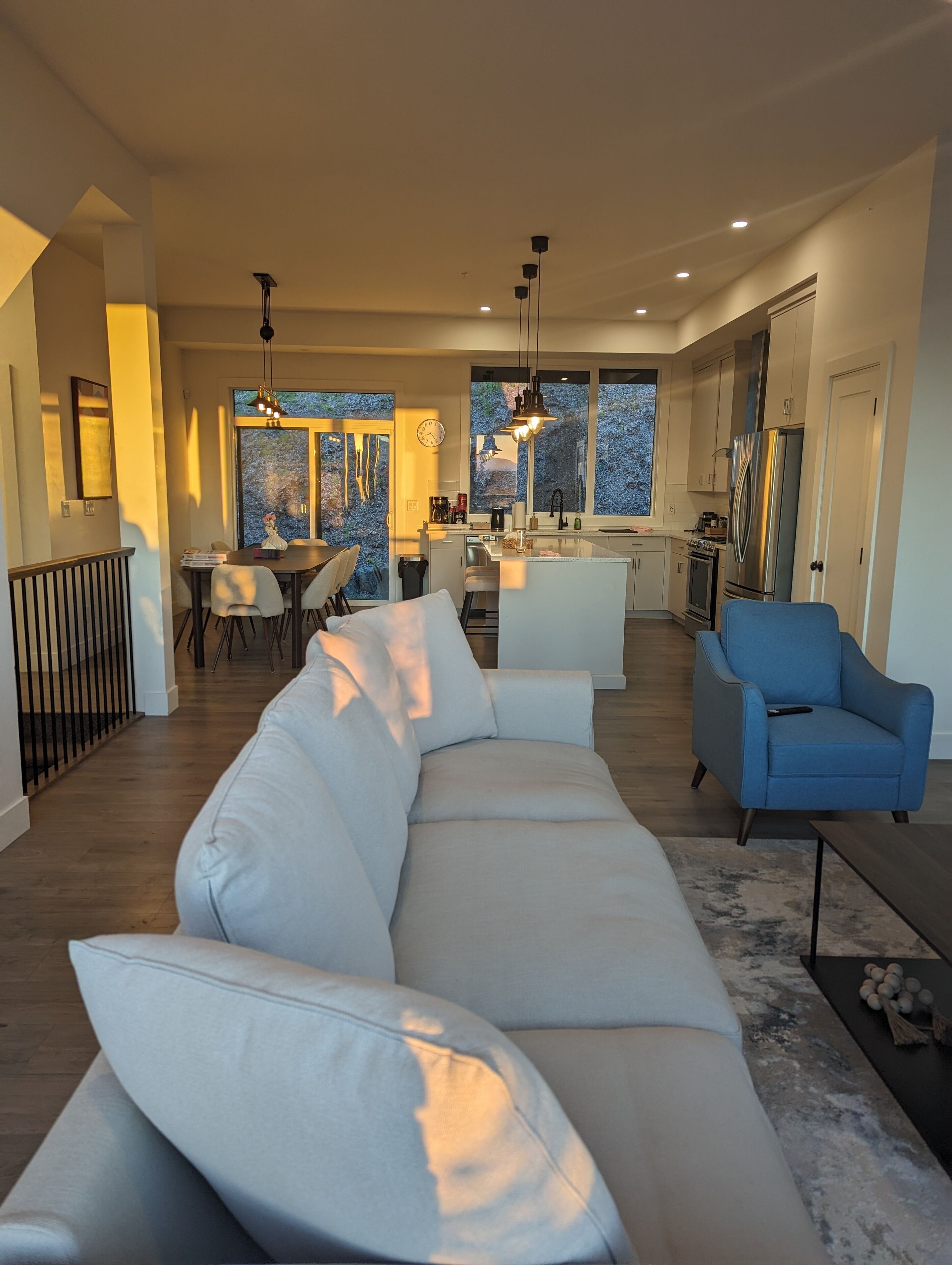 Smart TV, chimenea, futbolito y libros 