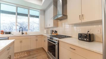 Een koelkast, een microgolfoven, een oven, een kookplaat