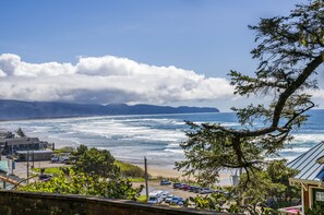 Playa en los alrededores, camastros y toallas de playa 