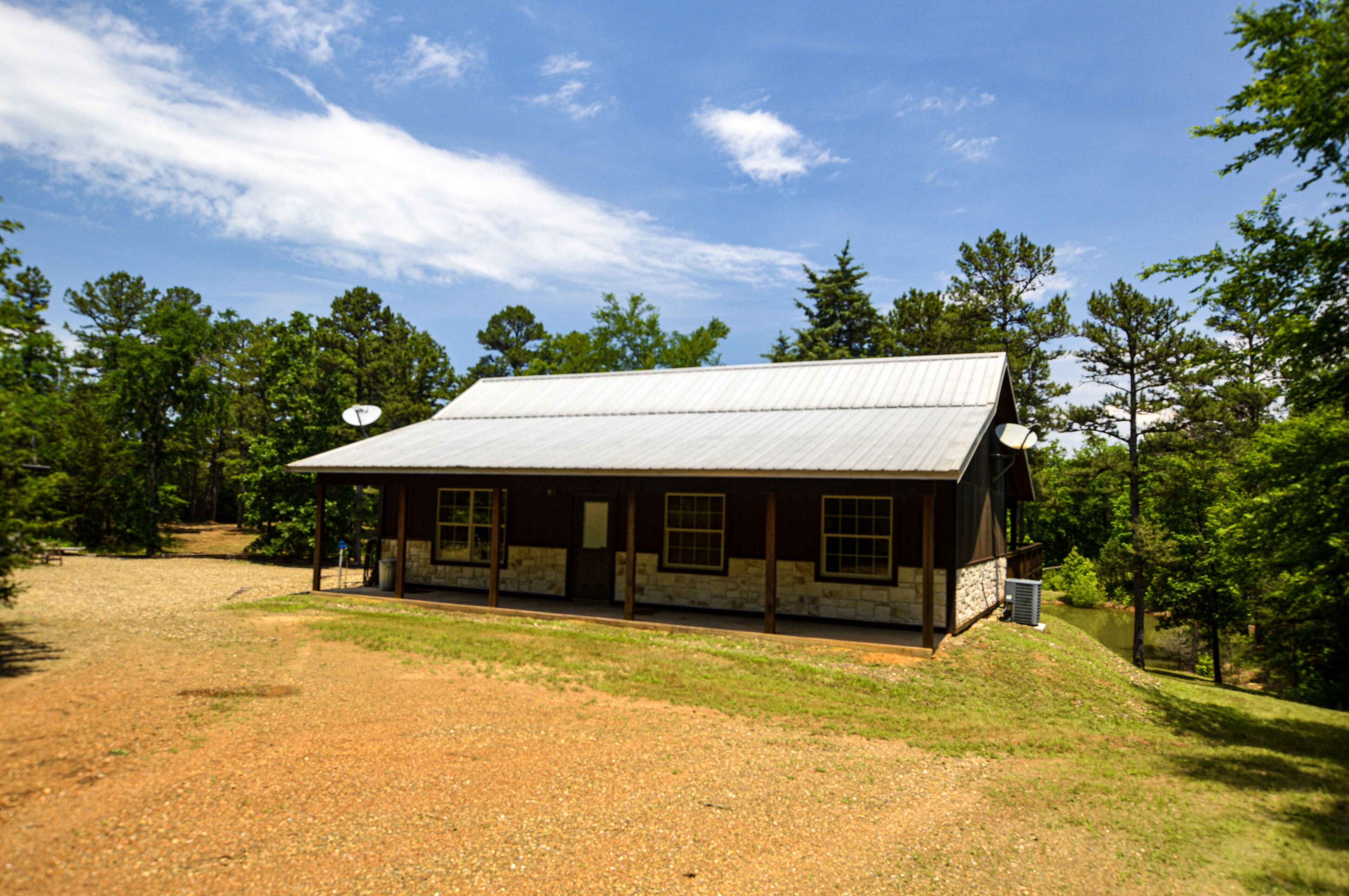Private Hideaway, Hot tub, close to Beavers Bend State Park, Broken Bow Lake.