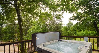 Private Hideaway, Hot tub, close to Beavers Bend State Park, Broken Bow Lake.