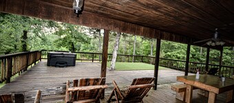 Private Hideaway, Hot tub, close to Beavers Bend State Park, Broken Bow Lake.