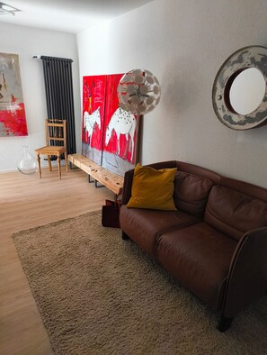 TV - Apartment 'Haus Auryn' with Private Terrace, Shared Garden and Wi-Fi (Radolfzell am Bodensee)