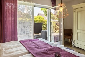2 bedrooms, iron/ironing board, free WiFi, bed sheets - Apartment 'Haus Auryn' with Private Terrace, Shared Garden and Wi-Fi (Radolfzell am Bodensee)
