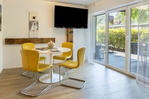 Dining - Apartment 'Haus Auryn' with Private Terrace, Shared Garden and Wi-Fi (Radolfzell am Bodensee)
