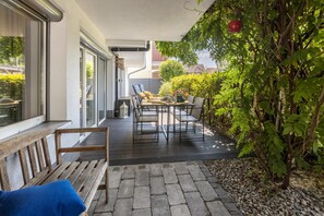 Outdoor dining - Apartment 'Haus Auryn' with Private Terrace, Shared Garden and Wi-Fi (Radolfzell am Bodensee)