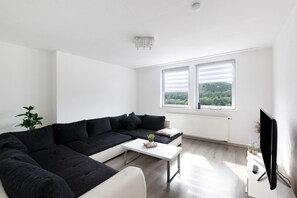 TV - Apartment 'Zur Nordhelle' with Mountain View and Wi-Fi (Herscheid)
