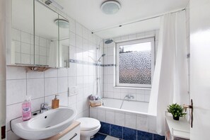 Bañera, secador de pelo, toallas