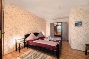 2 bedrooms, iron/ironing board, free WiFi, bed sheets