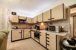 A compact kitchen with a microwave, coffee maker, and a toaster on the counter. - Apartment "Pesch" with Shared Terrace & Wi-Fi (Nettersheim -Pesch)