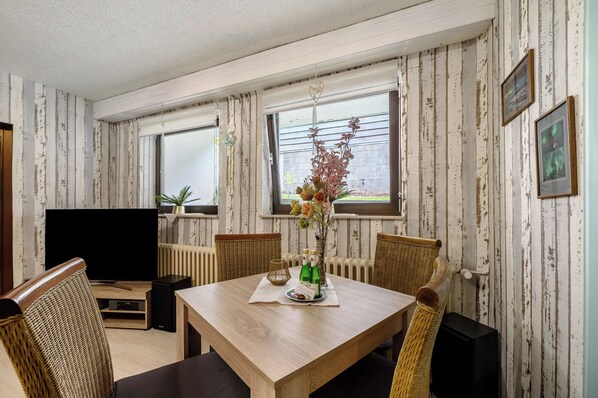 Dining - Apartment "Pesch" with Shared Terrace & Wi-Fi (Nettersheim -Pesch)