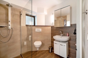 Badewanne, Haartrockner, Handtücher