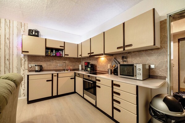 雪櫃、微波爐、焗爐、爐具