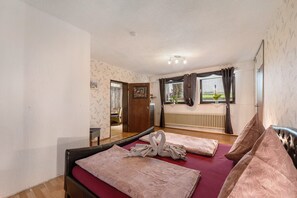 2 bedrooms, iron/ironing board, free WiFi, bed sheets