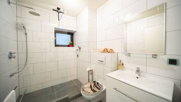 Dusche, Haartrockner, Handtücher