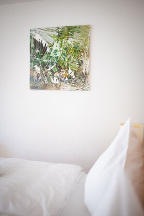 Iron/ironing board, free WiFi, bed sheets