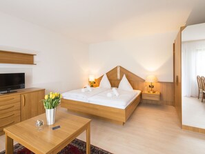 Iron/ironing board, free WiFi, bed sheets - Studio Apartment 'Ferienwohnung, 35qm' with Balcony and Wi-Fi (Bad Säckingen)